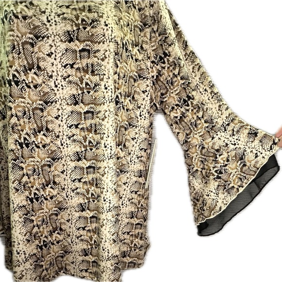 Above and beyond snake print tunic top with sleeve detail NWT size xl - Picture 2 of 5